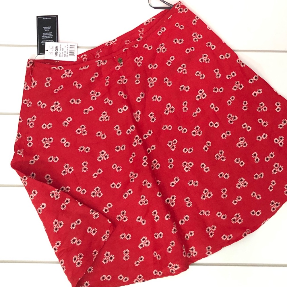 NEW! Volcom Back N the daisy skirt